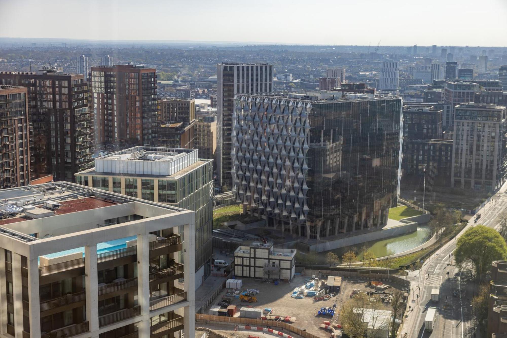 Skyline Views Luxury 3 Bedroom Free Parking Apartment *