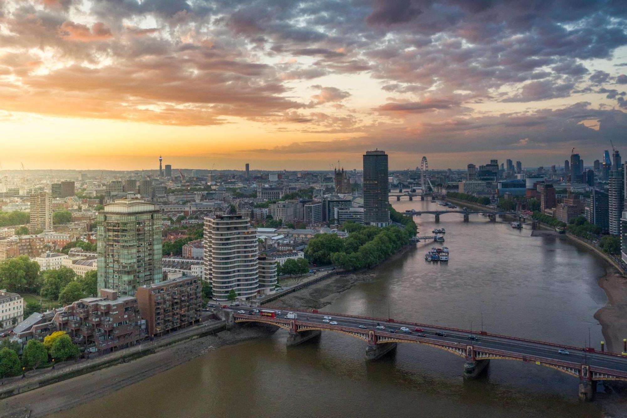 Skyline Views Luxury 3 Bedroom Free Parking * London