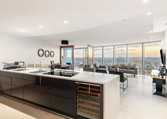 Skyline Views Luxury 3 Bedroom Central London Free Parking