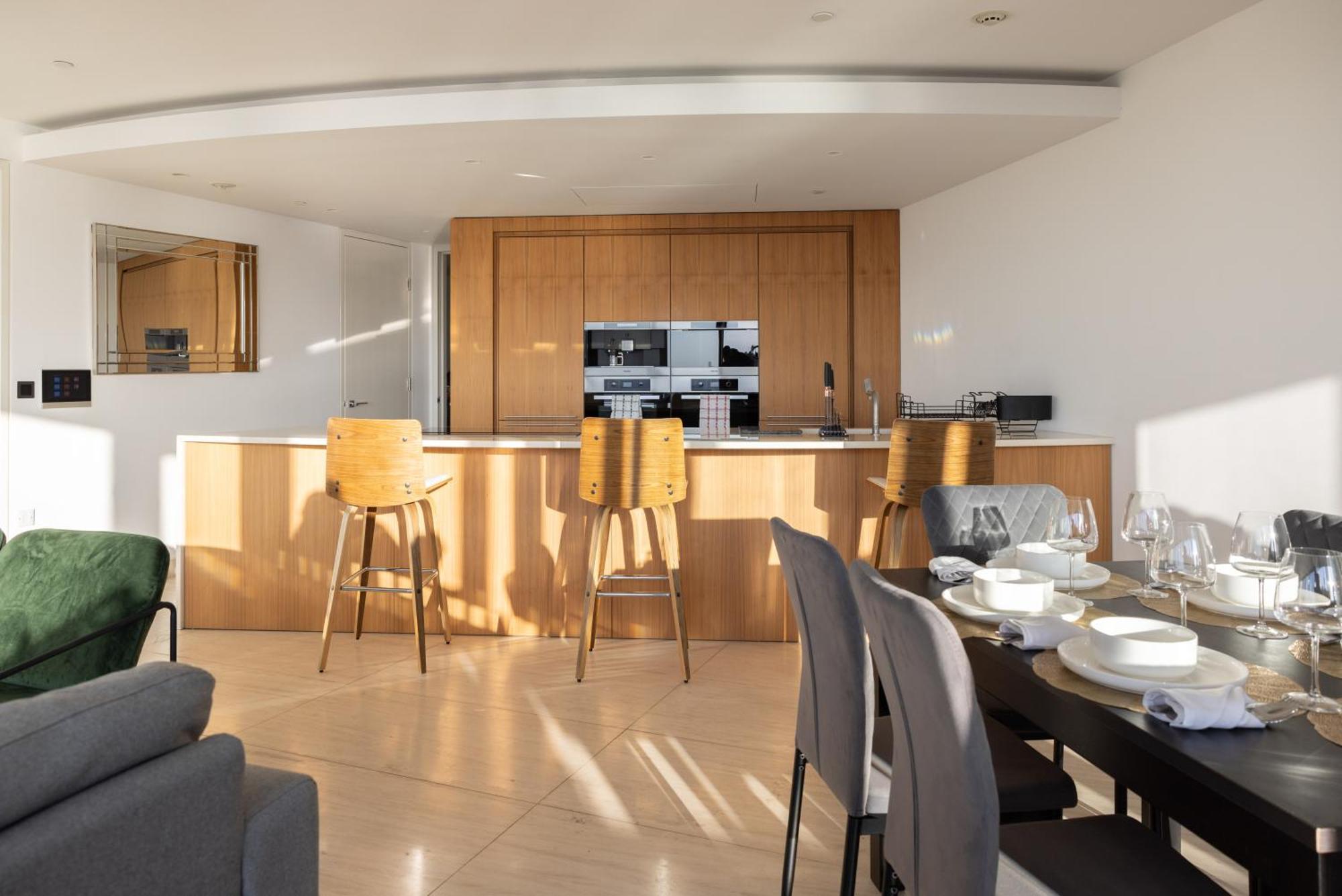 Skyline Views Luxury 3 Bedroom Free Parking Appartement *