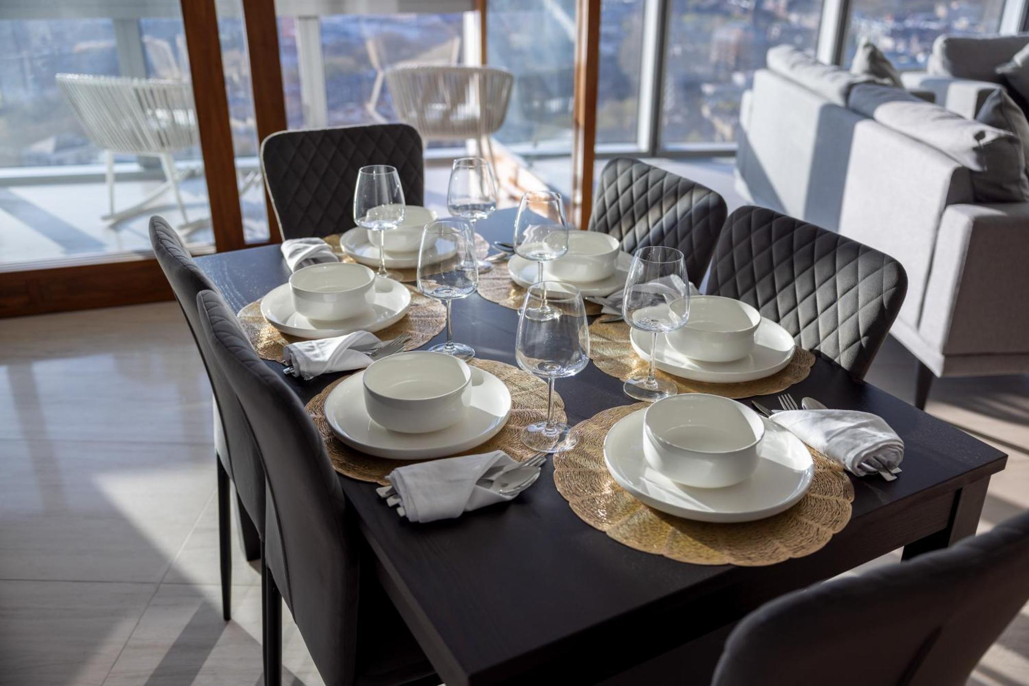 Skyline Views Luxury 3 Bedroom Free Parking