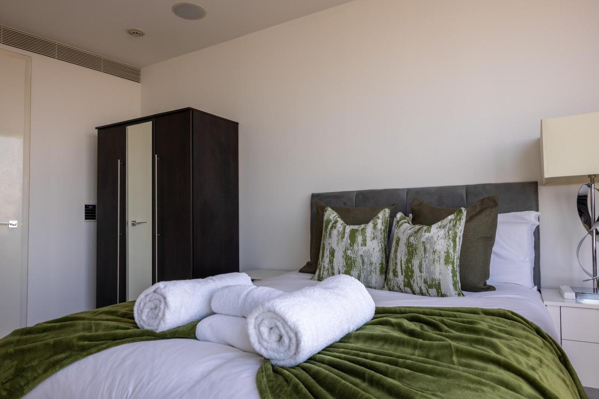 Skyline Views Luxury 3 Bedroom Free Parking *