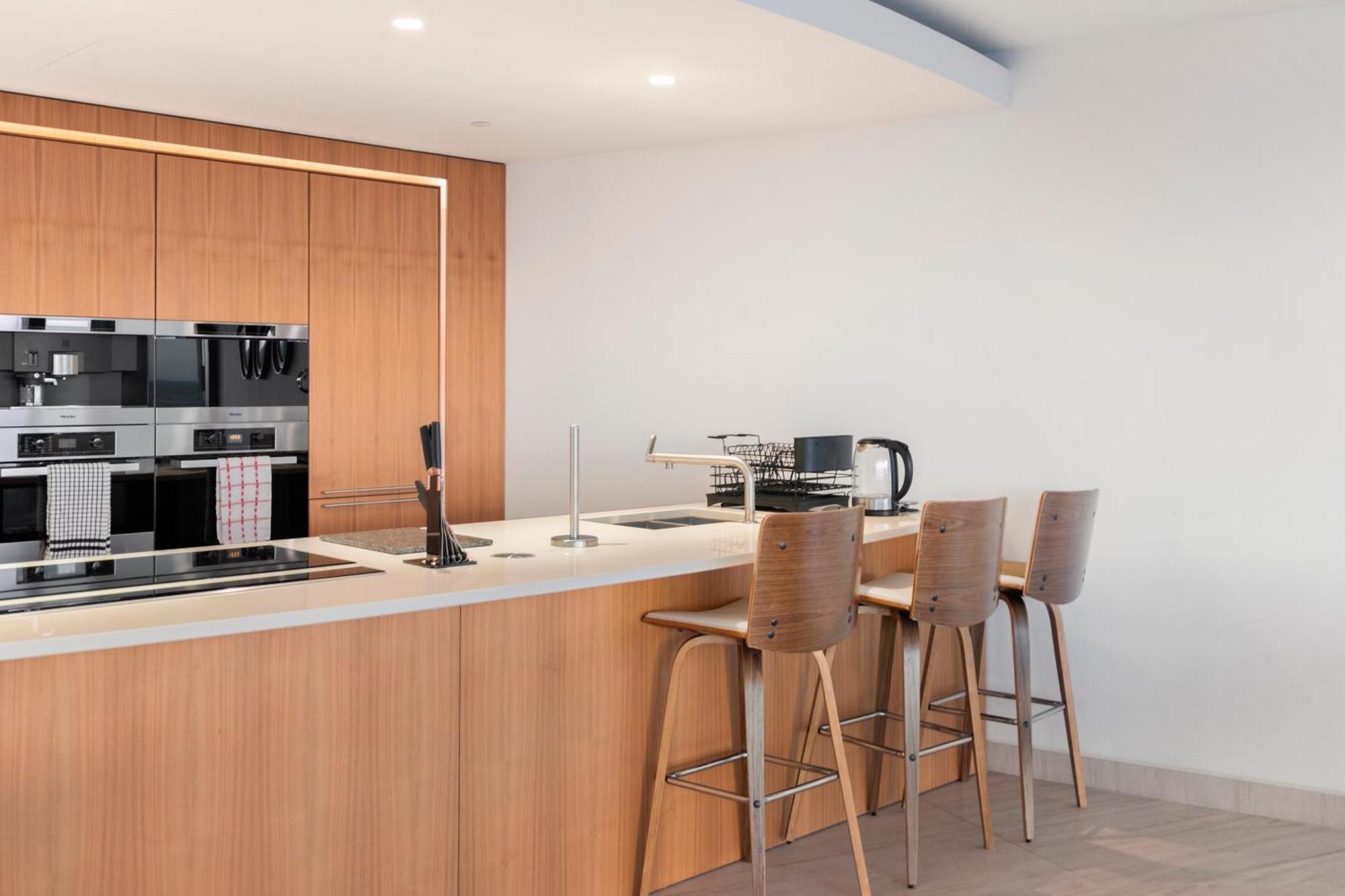 Skyline Views Luxury 3 Bedroom Free Parking